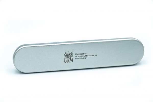 pudełko metalowe z logotypem UAM dla wskaźnika laserowego