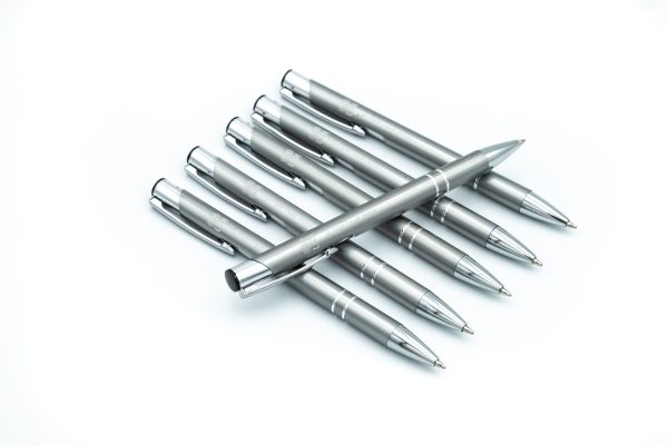 długopisy srebrne z logotypem UAM