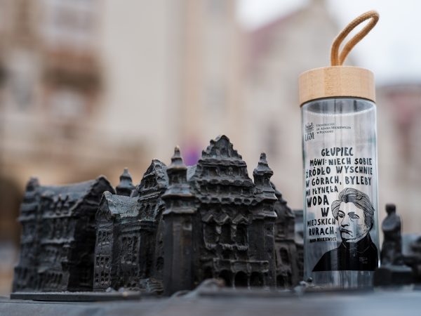 bidon z cytatem Adama Mickiewicza postawiona przy makiecie dzielnicy zamkowej