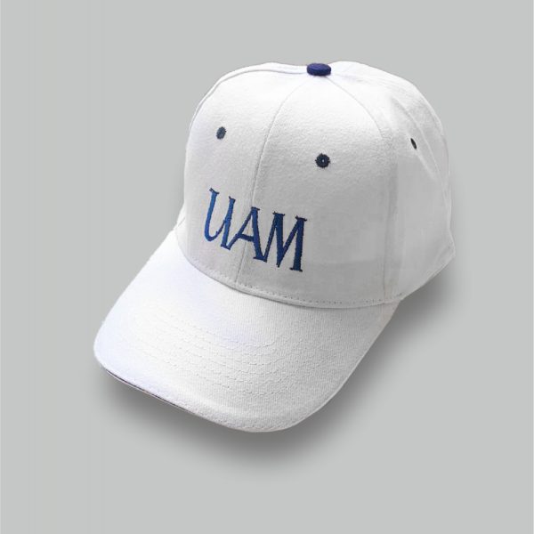 czapka biała z napisem UAM, bawełniana